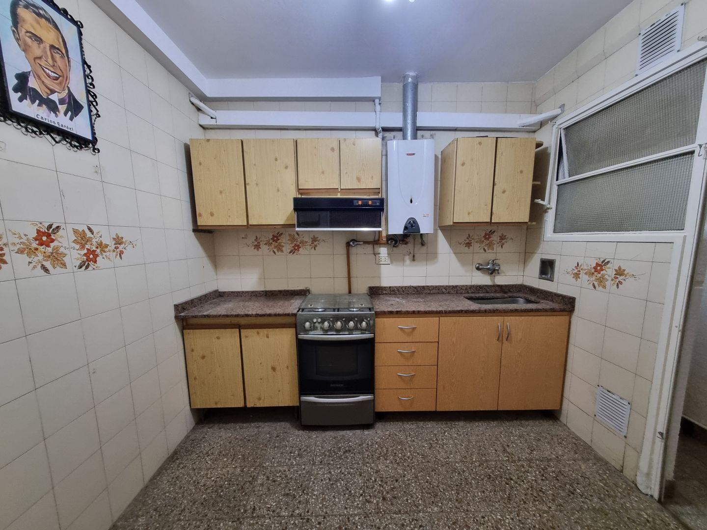 Foto de VENTA DEPARTAMENTO 3 AMBIENTES + PATIO FLORESTA, imagen 2