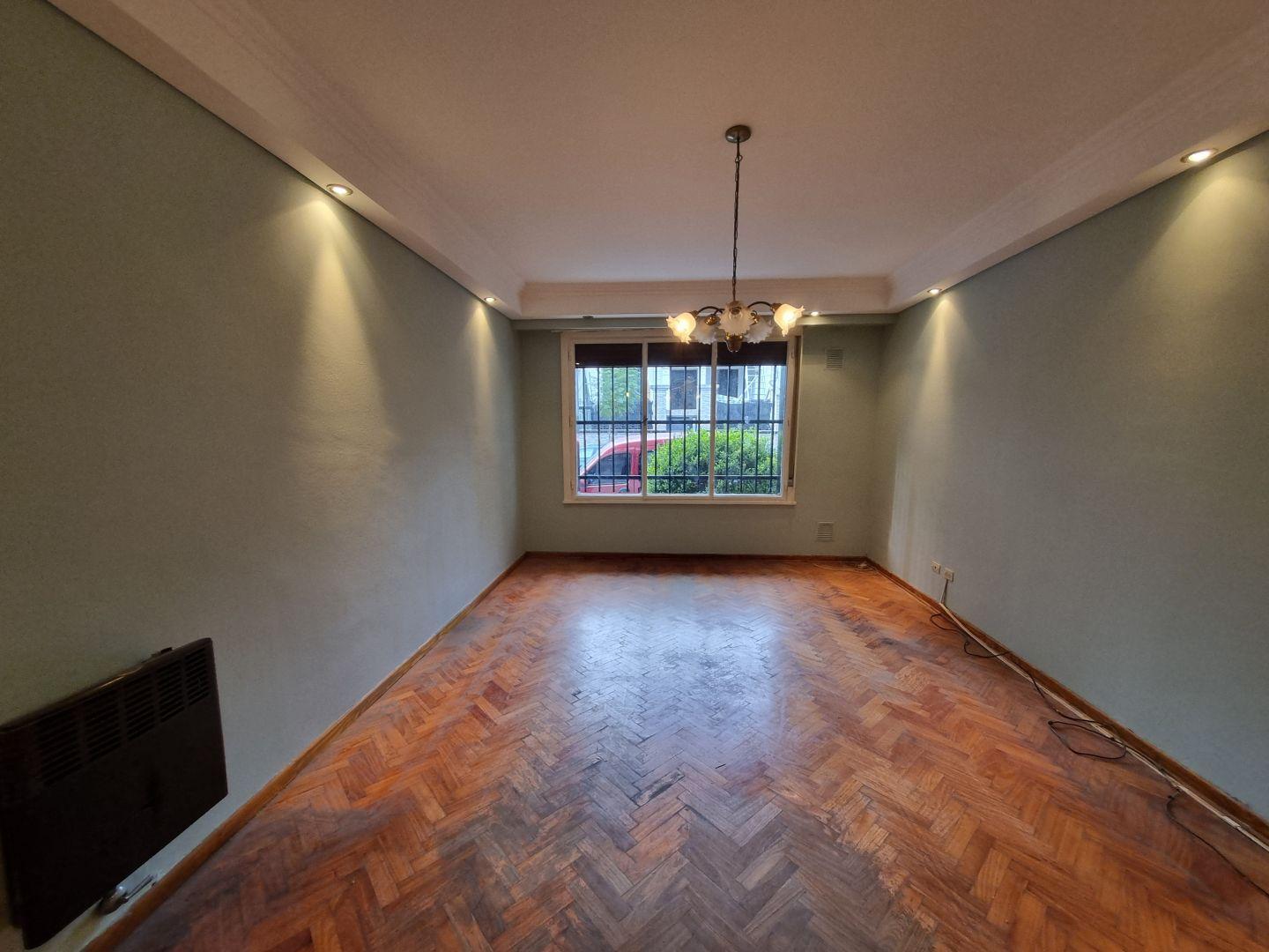 Foto de VENTA DEPARTAMENTO 3 AMBIENTES + PATIO FLORESTA, imagen 1