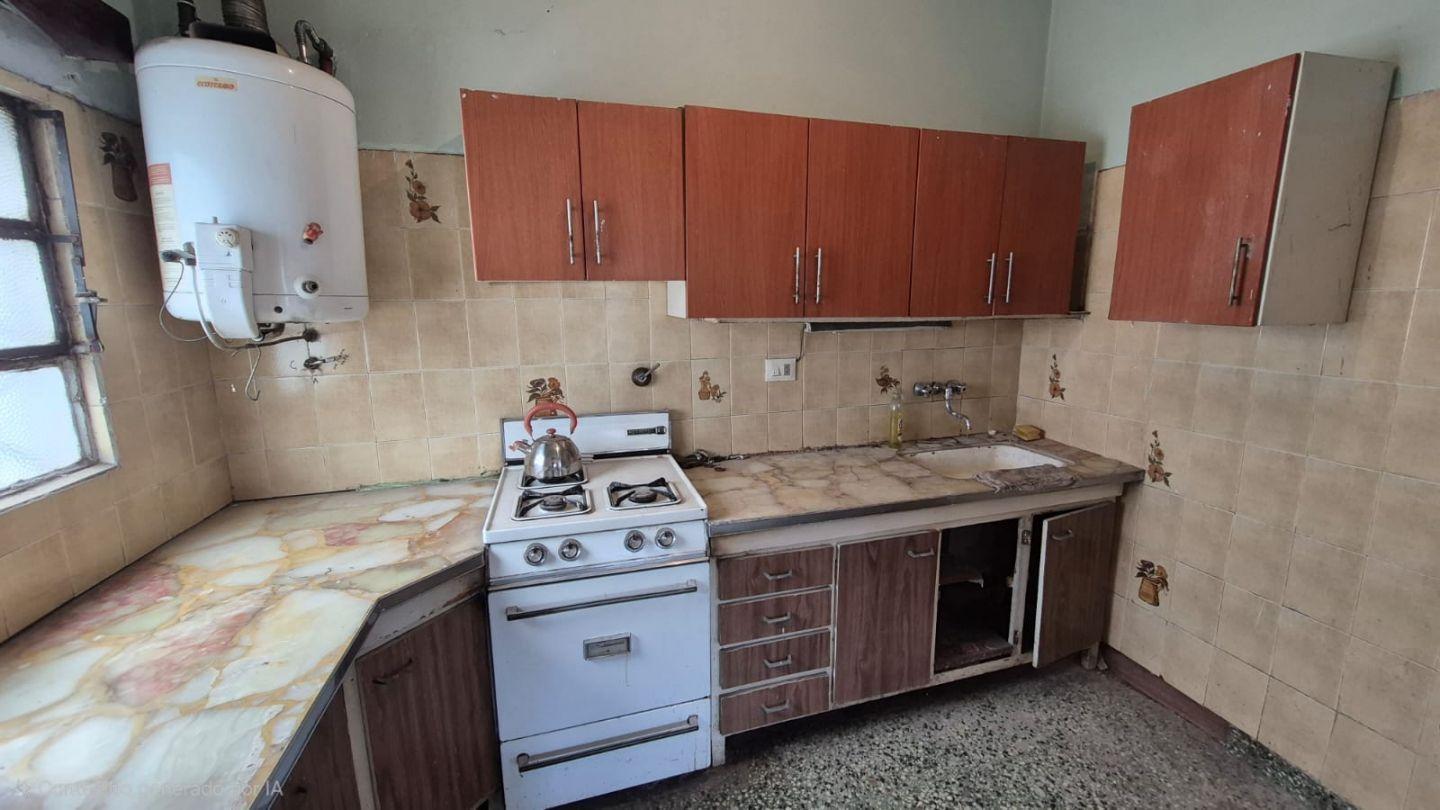 Foto de VENTA CASA 4 AMBIENTES + 2 PATIOS + SALON MERLO NORTE BS AS, imagen 2