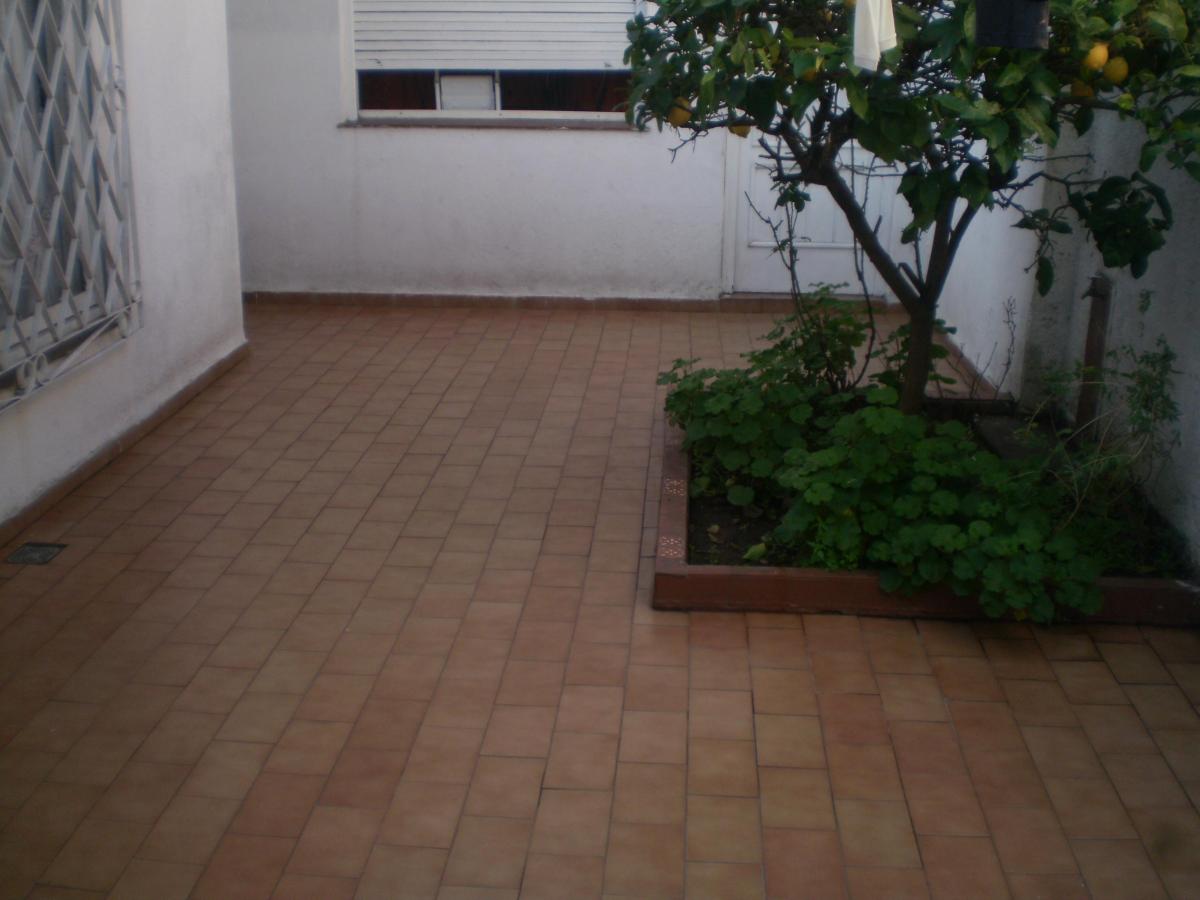 Amplia casa en Quilmes con chochera y jardín