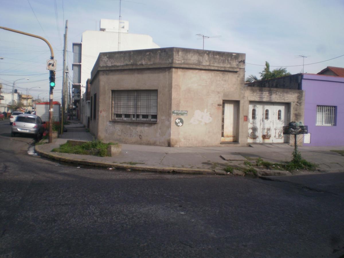 Casa en esquina zona comercial