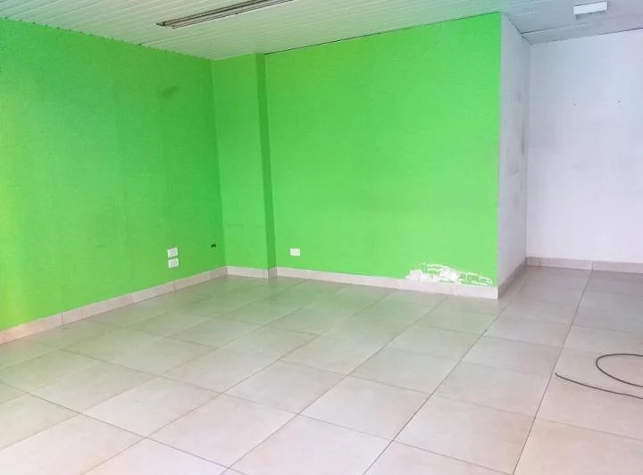 Local en Floresta  Apto Todo Destino con Persiana Metálica 2