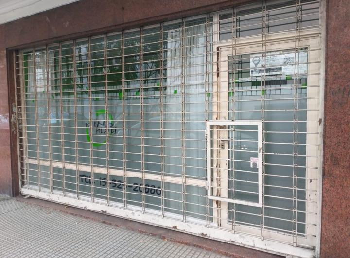 Local en Floresta  Apto Todo Destino con Persiana Metálica 1
