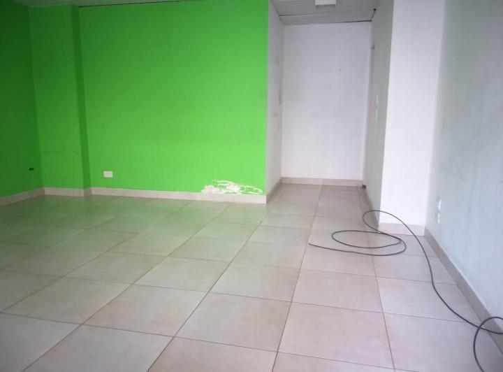 Local en Floresta  Apto Todo Destino con Persiana Metálica 4
