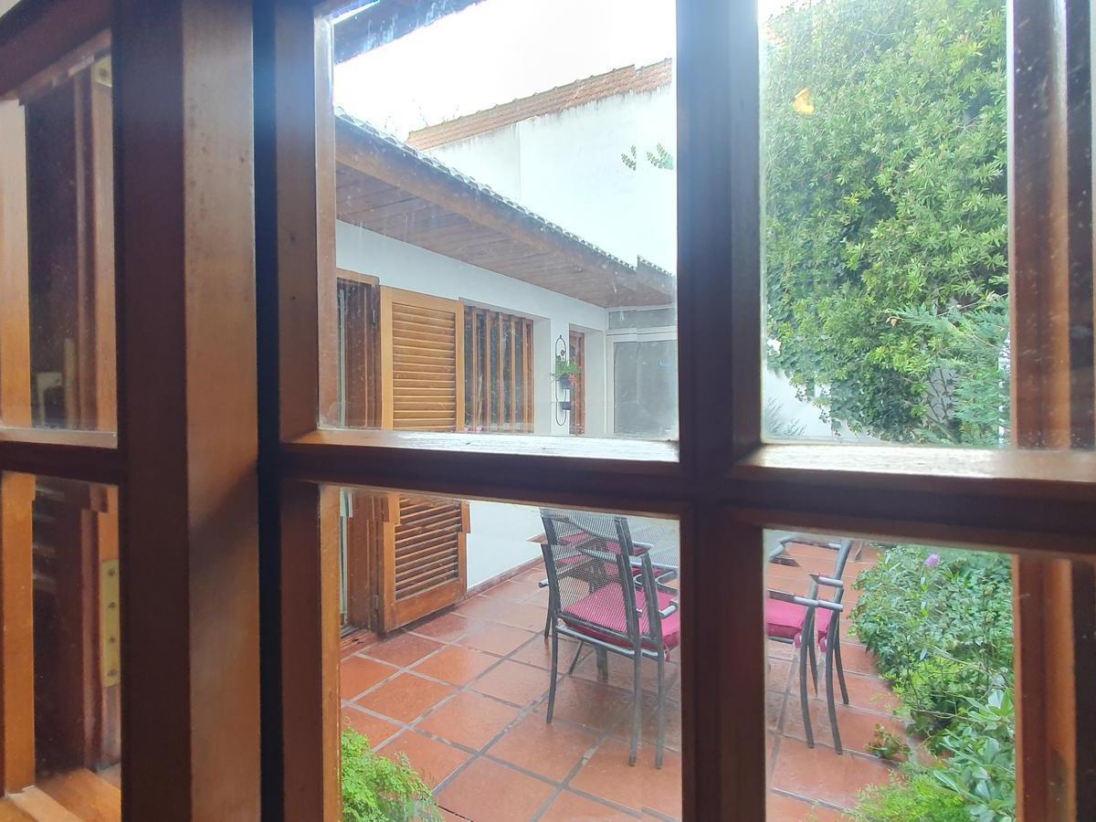 Venta - Chalet Cuatro Ambientes con Garage y Patio - Viamonte 4390 1