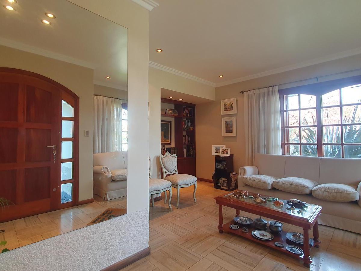 Venta - Chalet Cuatro Ambientes con Garage y Patio - Viamonte 4390 2