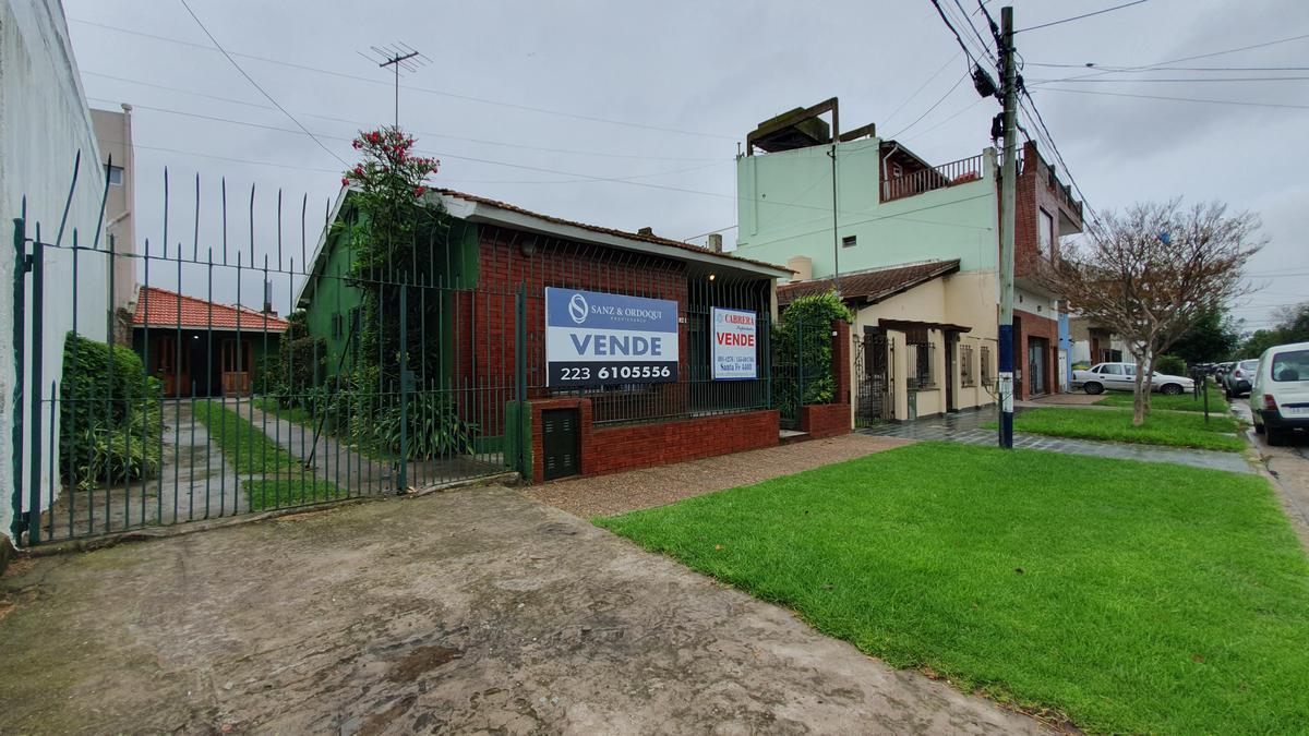 Venta - Casa Cuatro Ambientes con Garaje y Departamento - Irala 6071 2