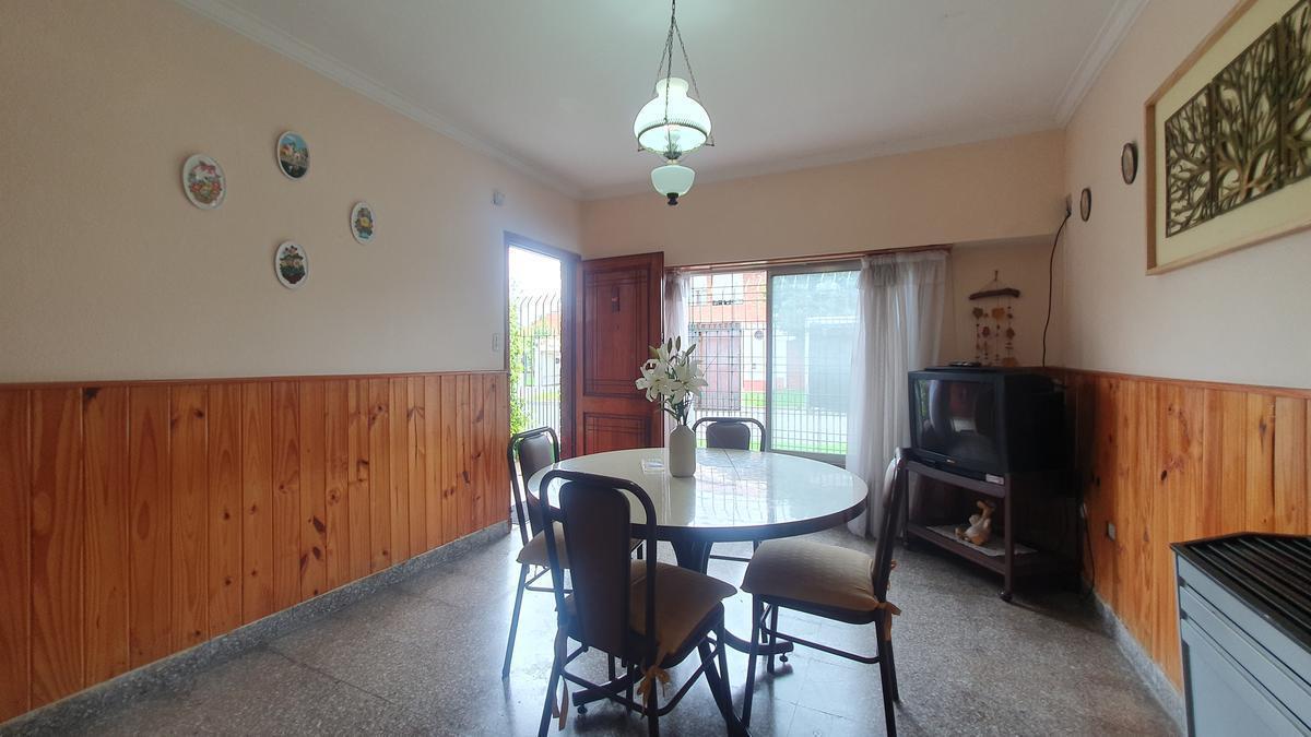 Venta - Casa Cuatro Ambientes con Garaje y Departamento - Irala 6071 1