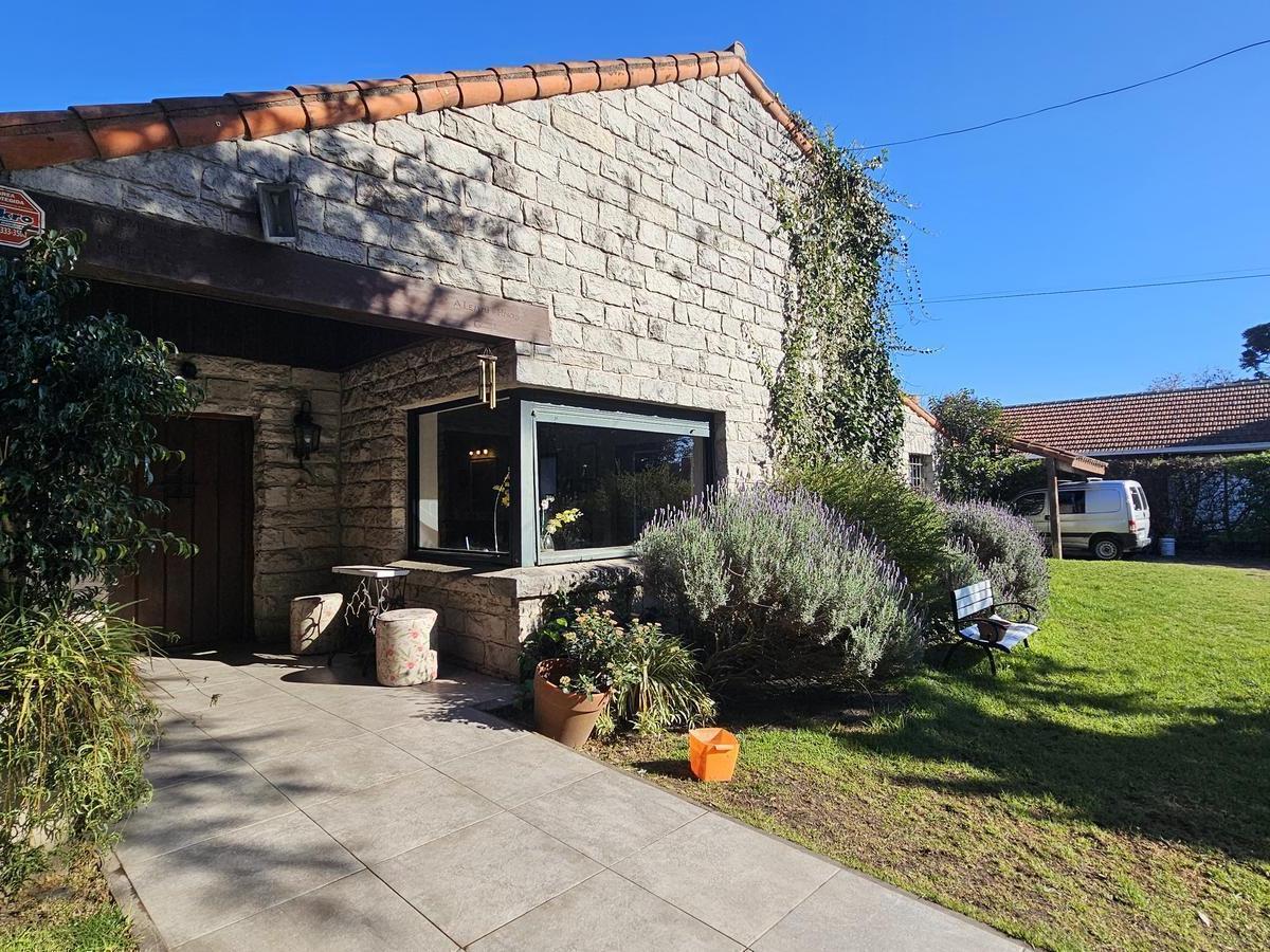 Venta - Chalet con Cuatro Dorm. Sobre Lote de 1380 m - Los Troncos 1