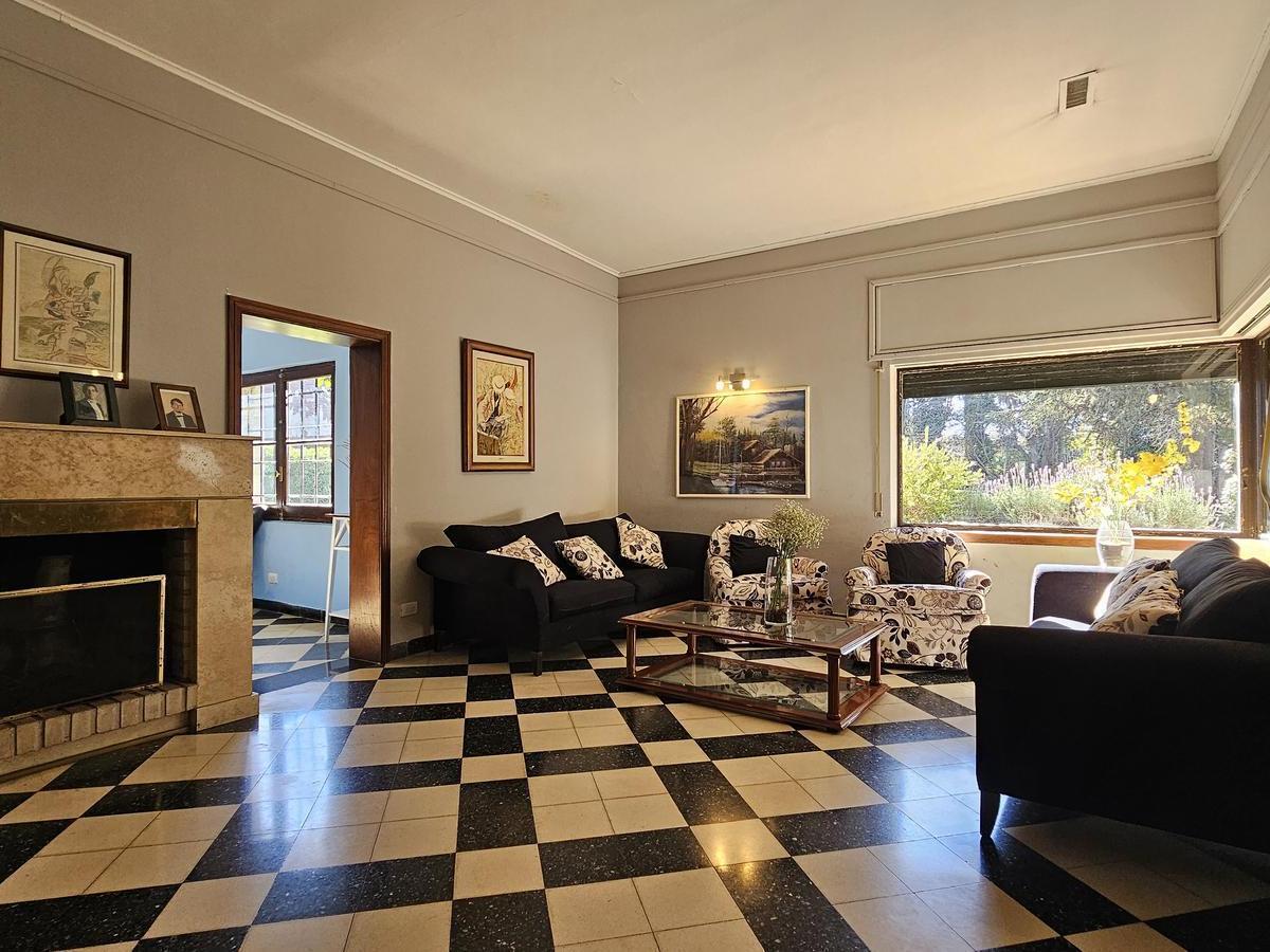 Venta - Chalet con Cuatro Dorm. Sobre Lote de 1380 m - Los Troncos 5
