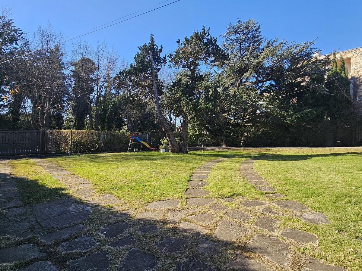 Venta - Chalet con Cuatro Dorm. Sobre Lote de 1380 m - Los Troncos 3
