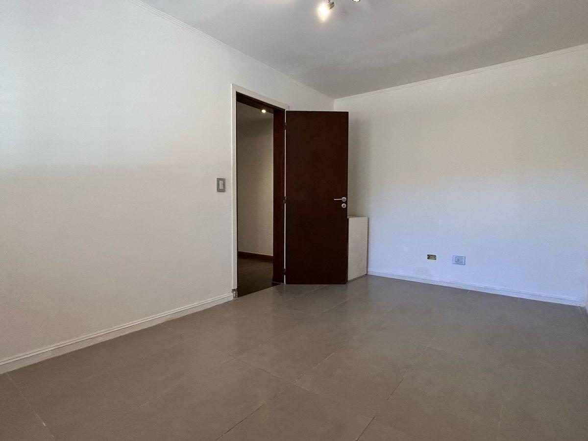 Venta - Casa Seis Ambientes Moderna con Patio Pringles 1846 1