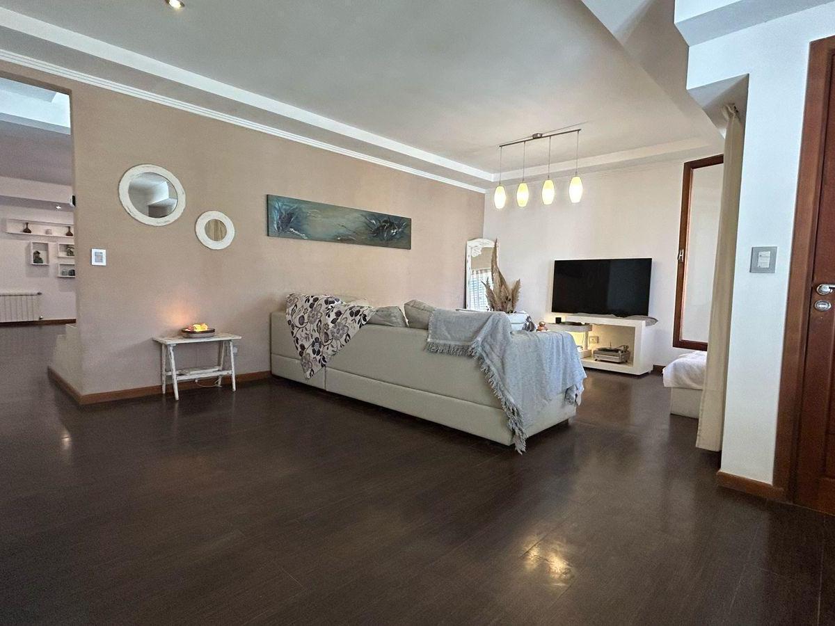 Venta - Casa Seis Ambientes Moderna con Patio Pringles 1846 1