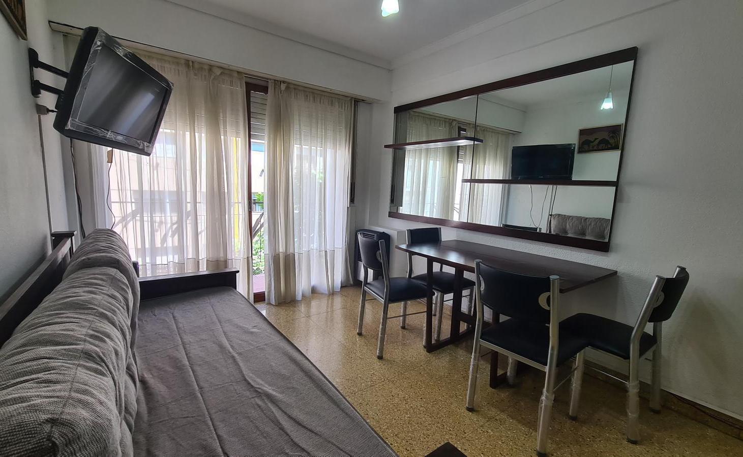 Alquiler temporario - Departamento dos ambientes con balcon - Santa fe 2046