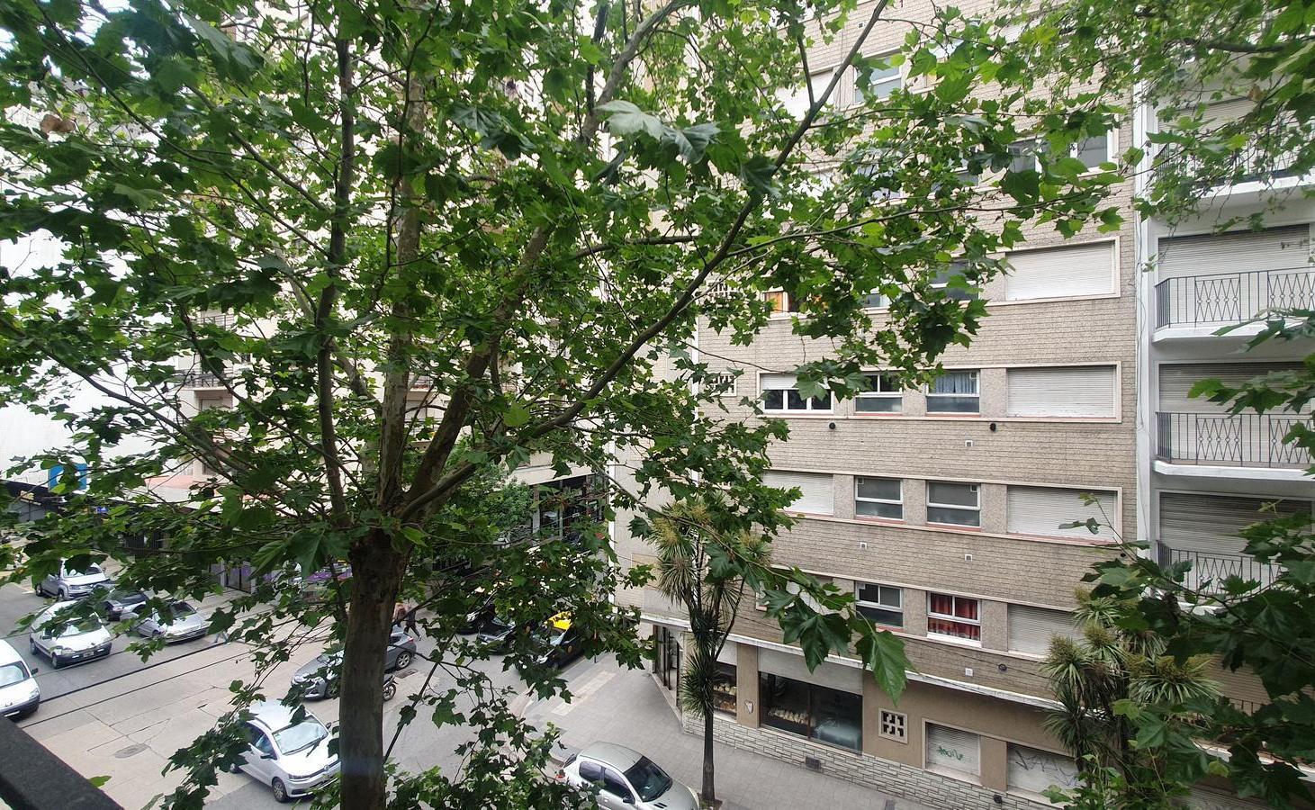 Venta - Semipiso cuatro ambientes c/ dependencia a la calle - Brown 2102