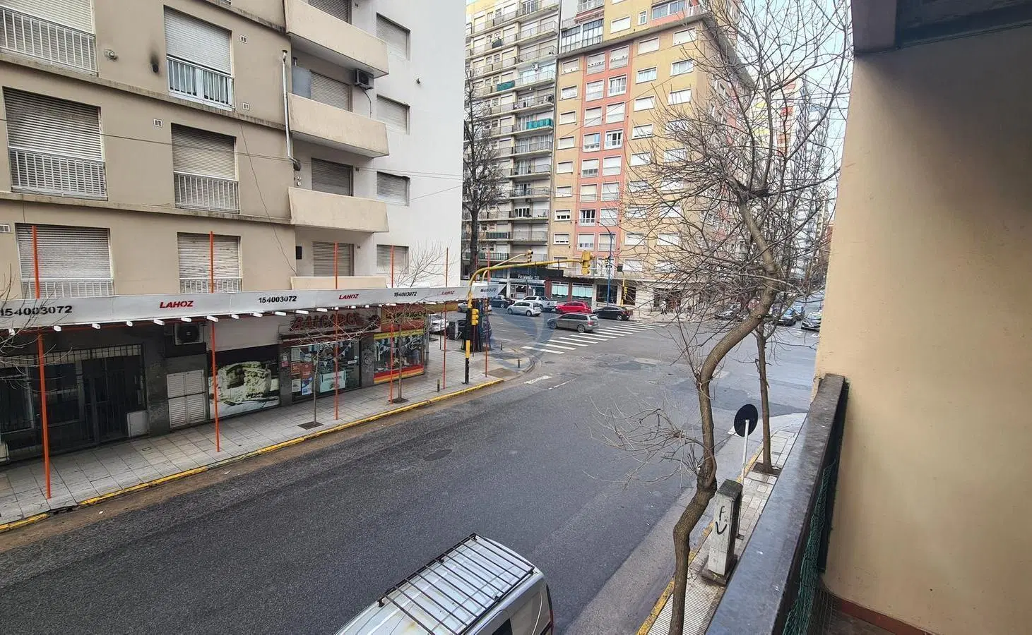 Dos ambientes con dependencia de servicio a la calle con balcon 4