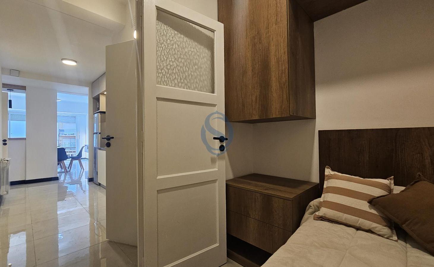 Foto de Venta - Departamento tres ambientes reciclado con doble balcón - Plaza, imagen 2