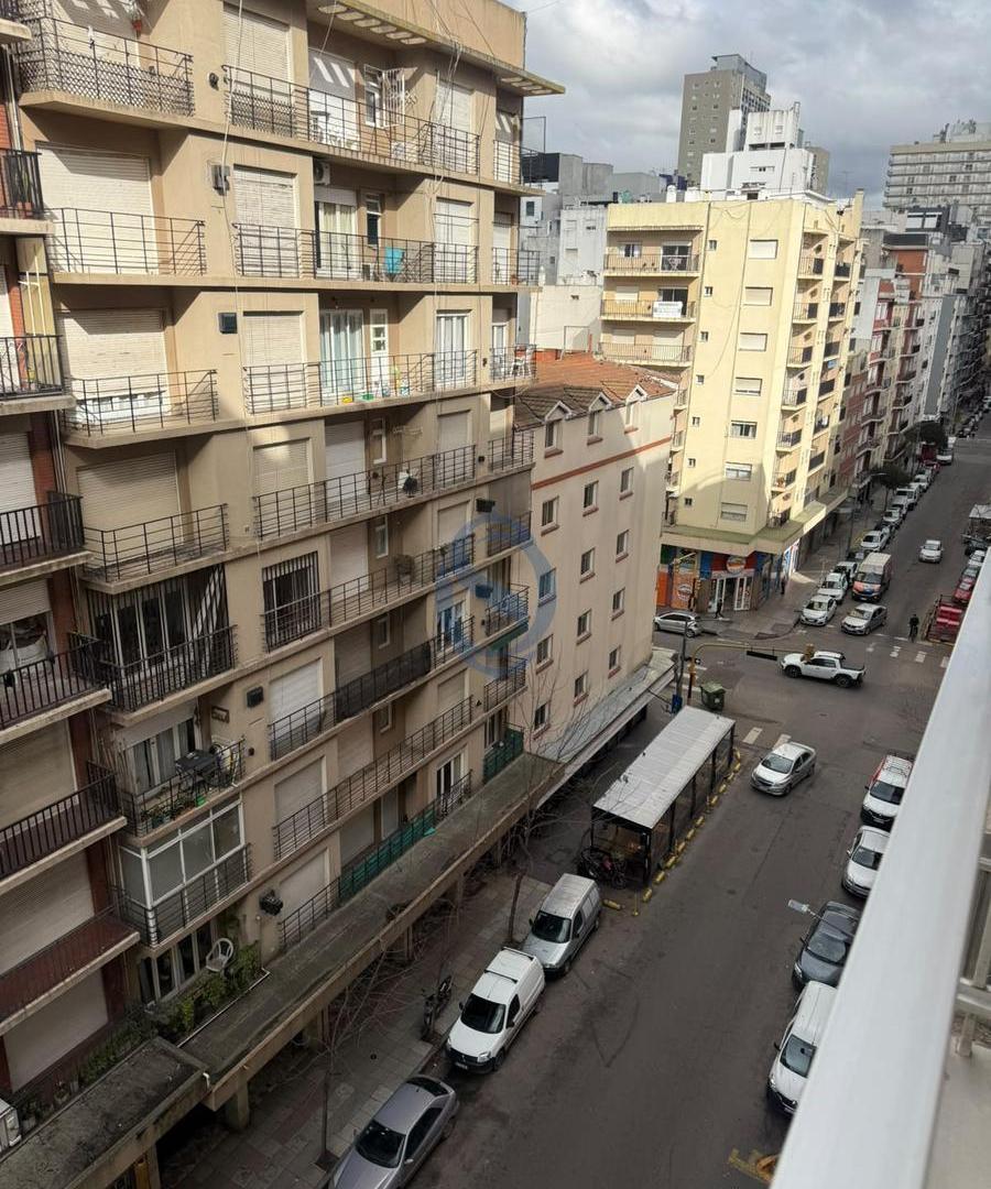 Foto de Venta - Departamento tres ambientes con balcon a la calle y cochera, imagen 4