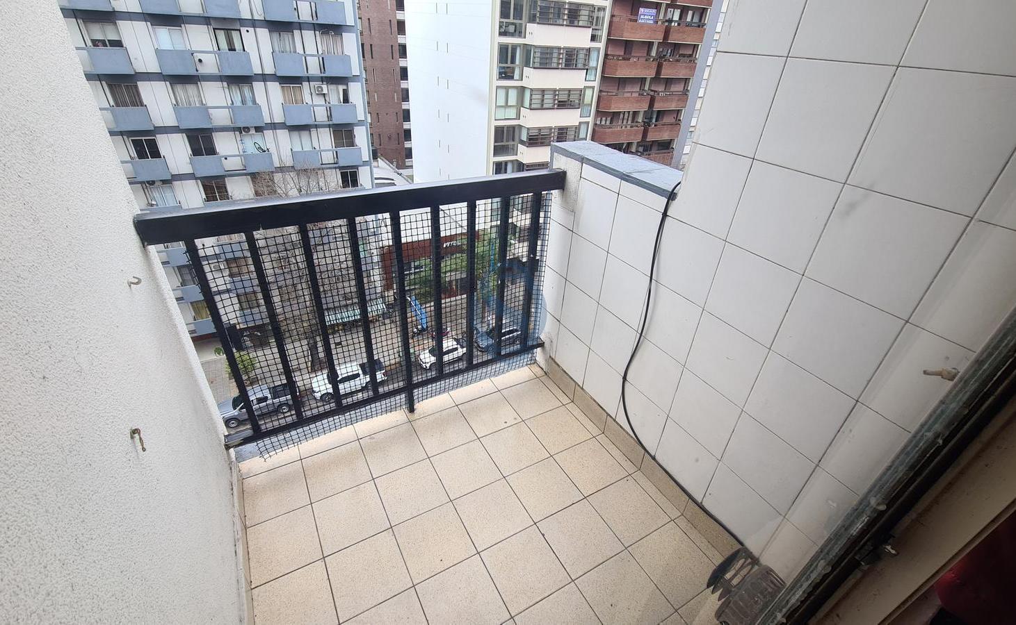 Foto de Departamento un ambiente con balcón sobre Avenida Colon. Zona Plaza, imagen 5