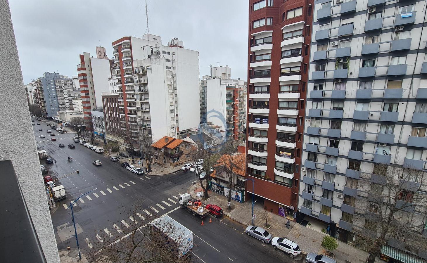 Foto de Departamento un ambiente con balcón sobre Avenida Colon. Zona Plaza, imagen 2