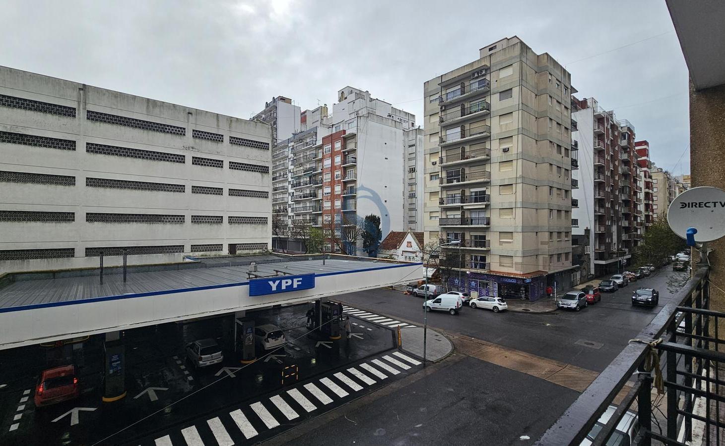 Foto de Venta - Departamento dos ambientes reciclado con balcón - Alte. Brown, imagen 5