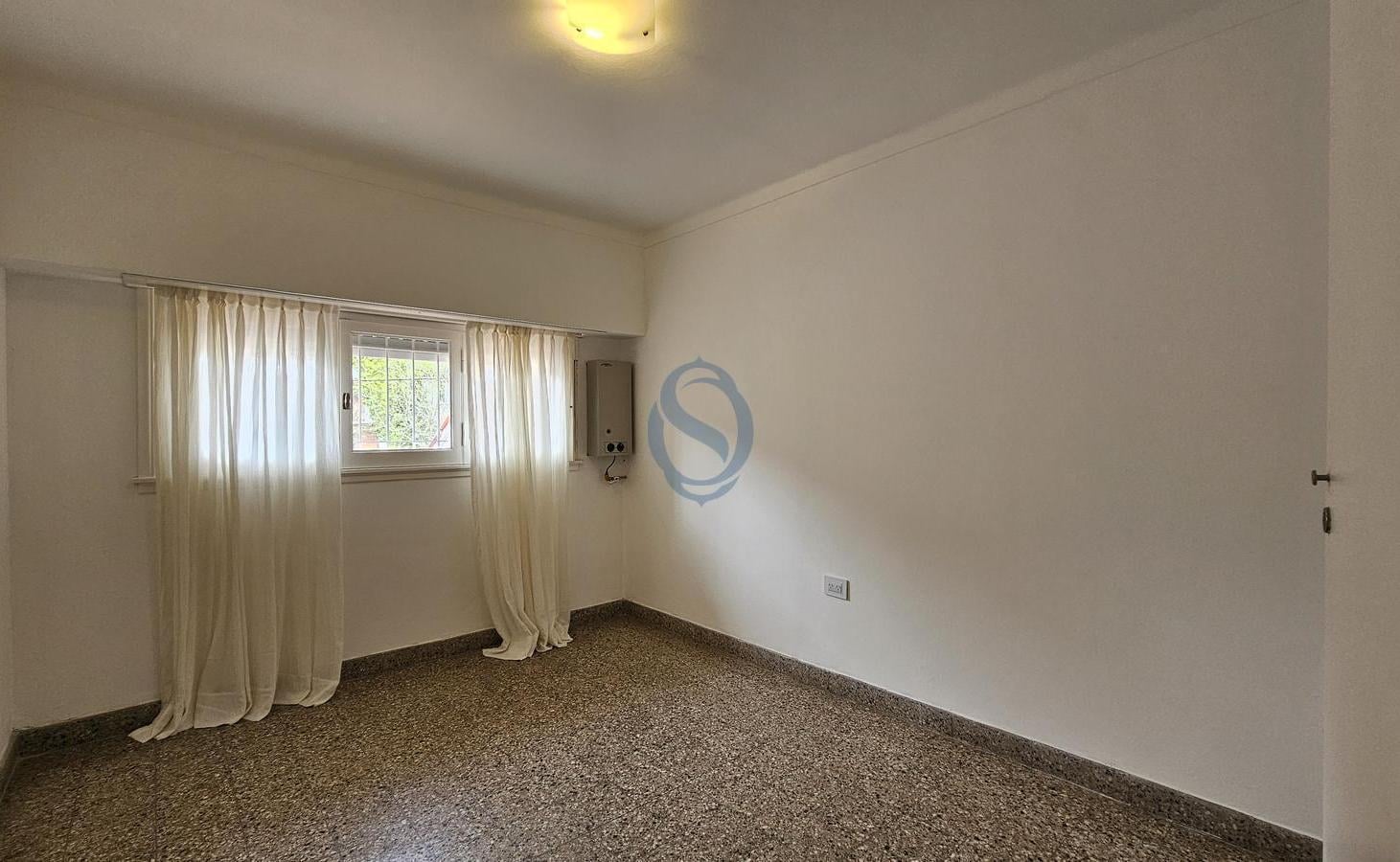 Foto de Venta - Chalet cinco ambientes original con patio - Castelli 670 - Los, imagen 3