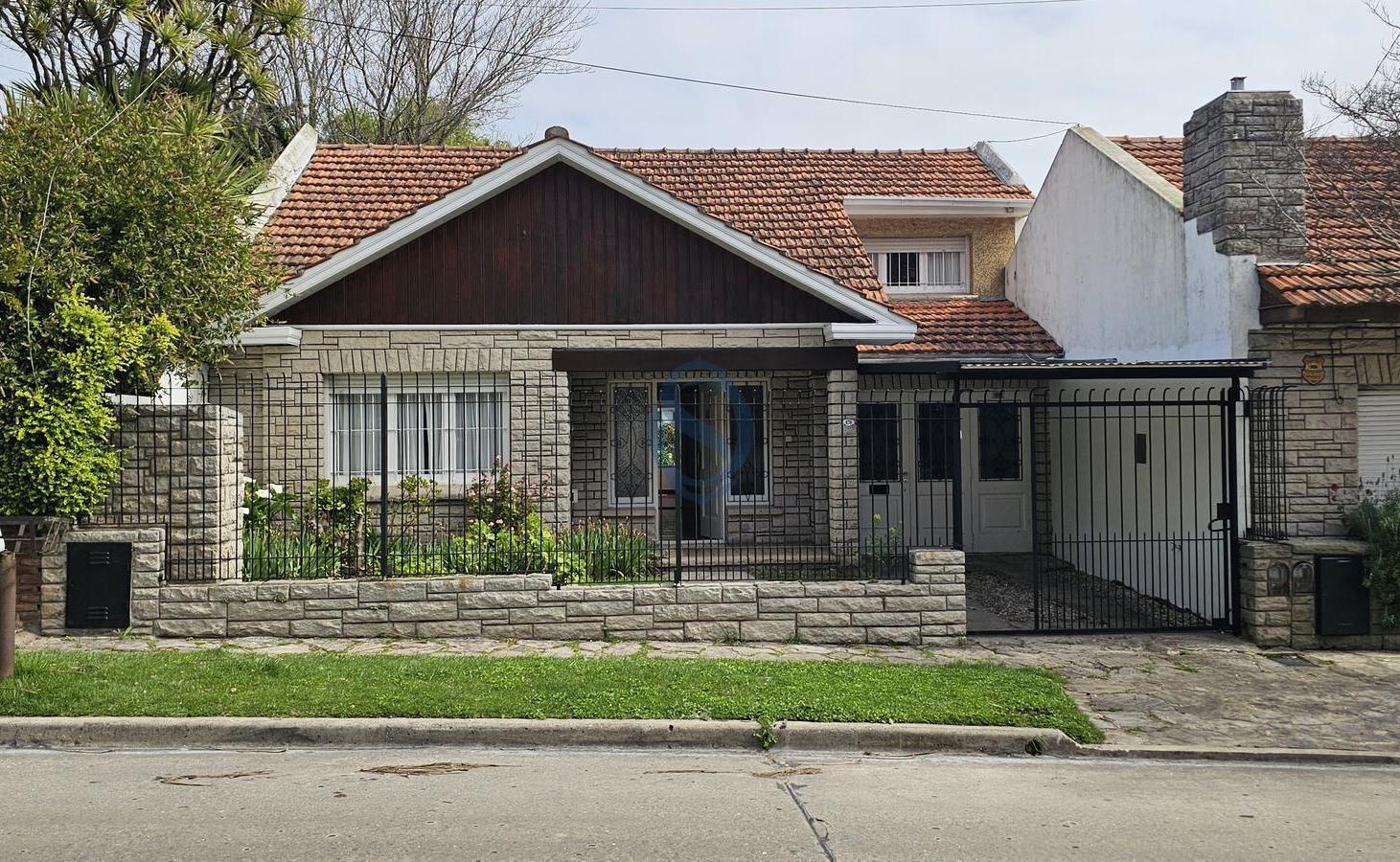 Foto de Venta - Chalet cinco ambientes original con patio - Castelli 670 - Los, imagen 1
