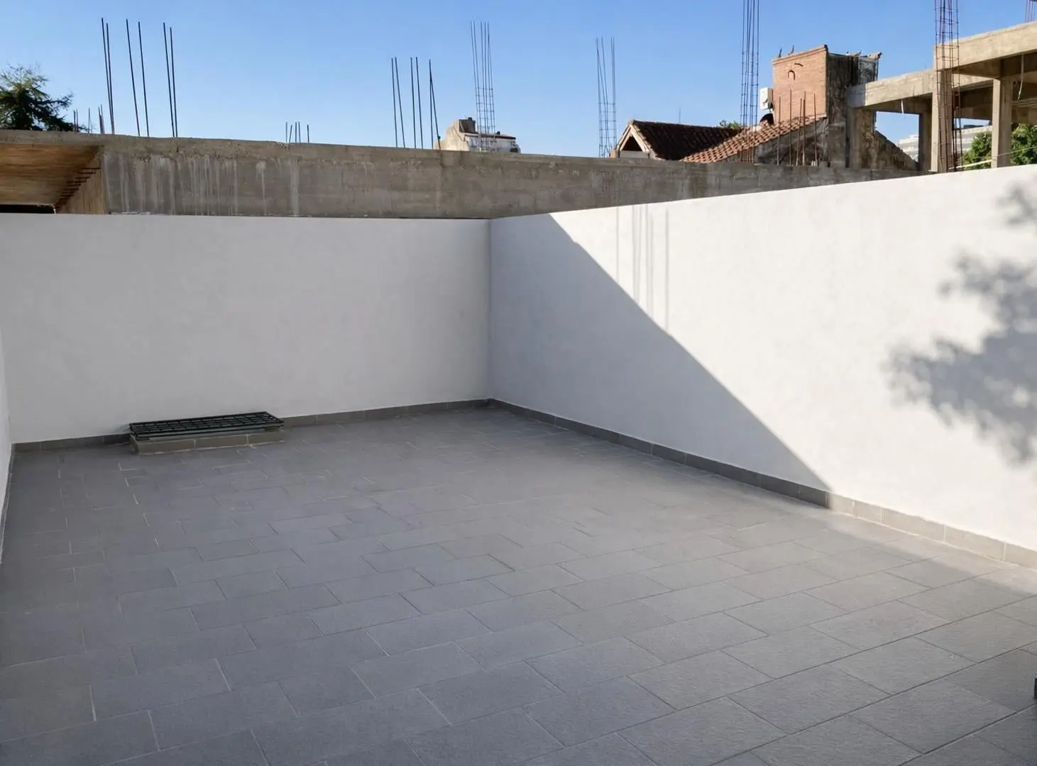 Excelente monoambiente divisible con patio a estrenar 5