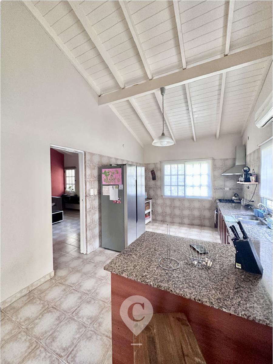 Foto de Casa en Venta de 5 ambientes , amplio parque con pileta, galería con, imagen 3