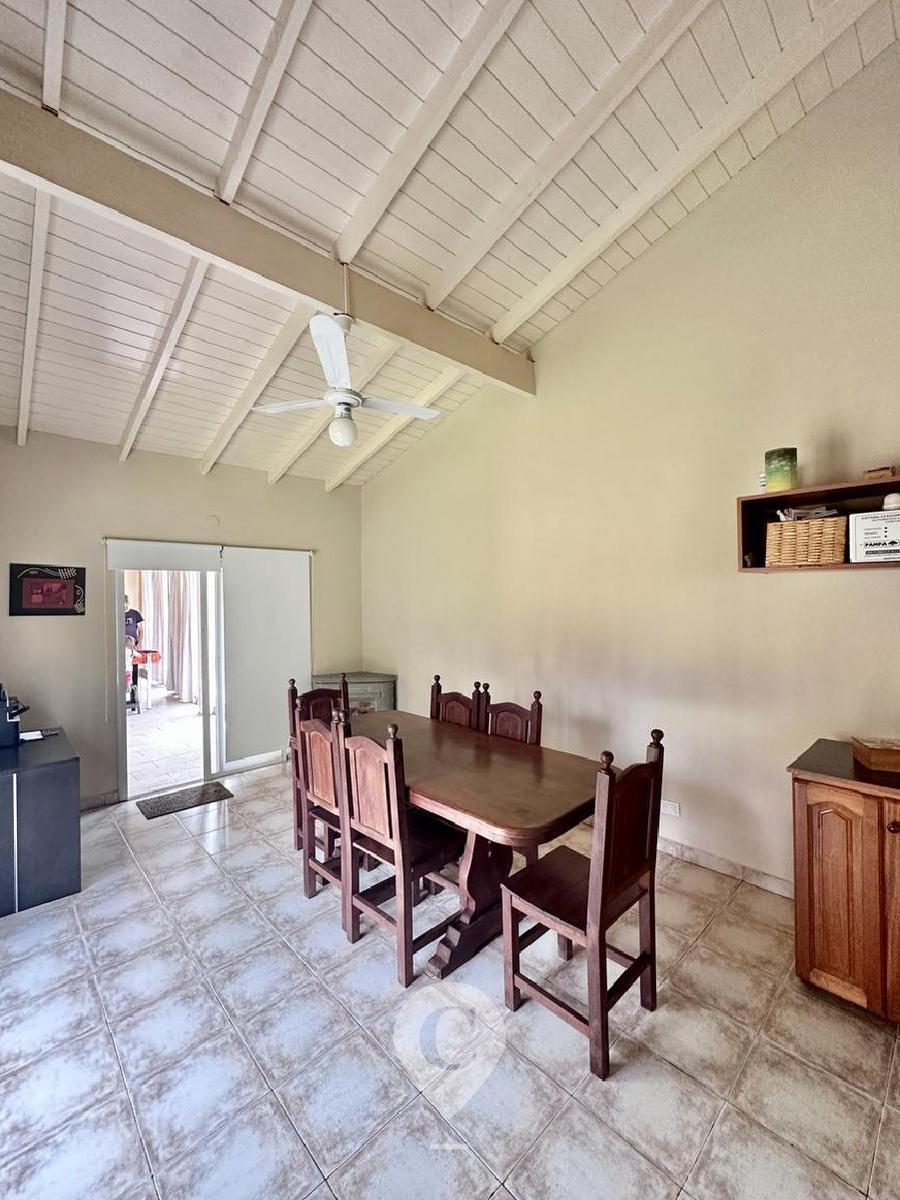 Foto de Casa en Venta de 5 ambientes , amplio parque con pileta, galería con, imagen 2