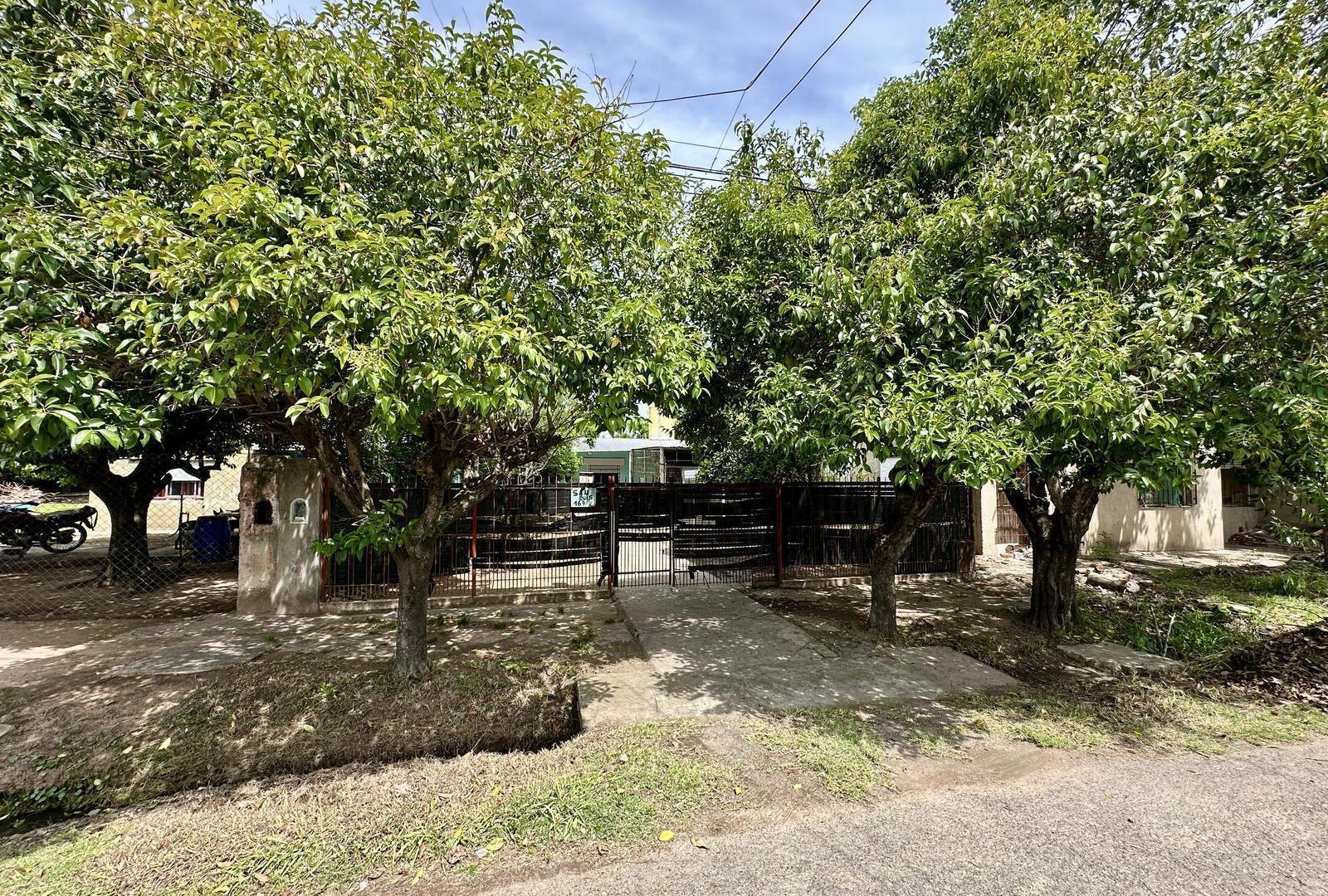 Casa en Venta de 4 ambientes, dos dormitorios y patio. A reformar. Campana.
