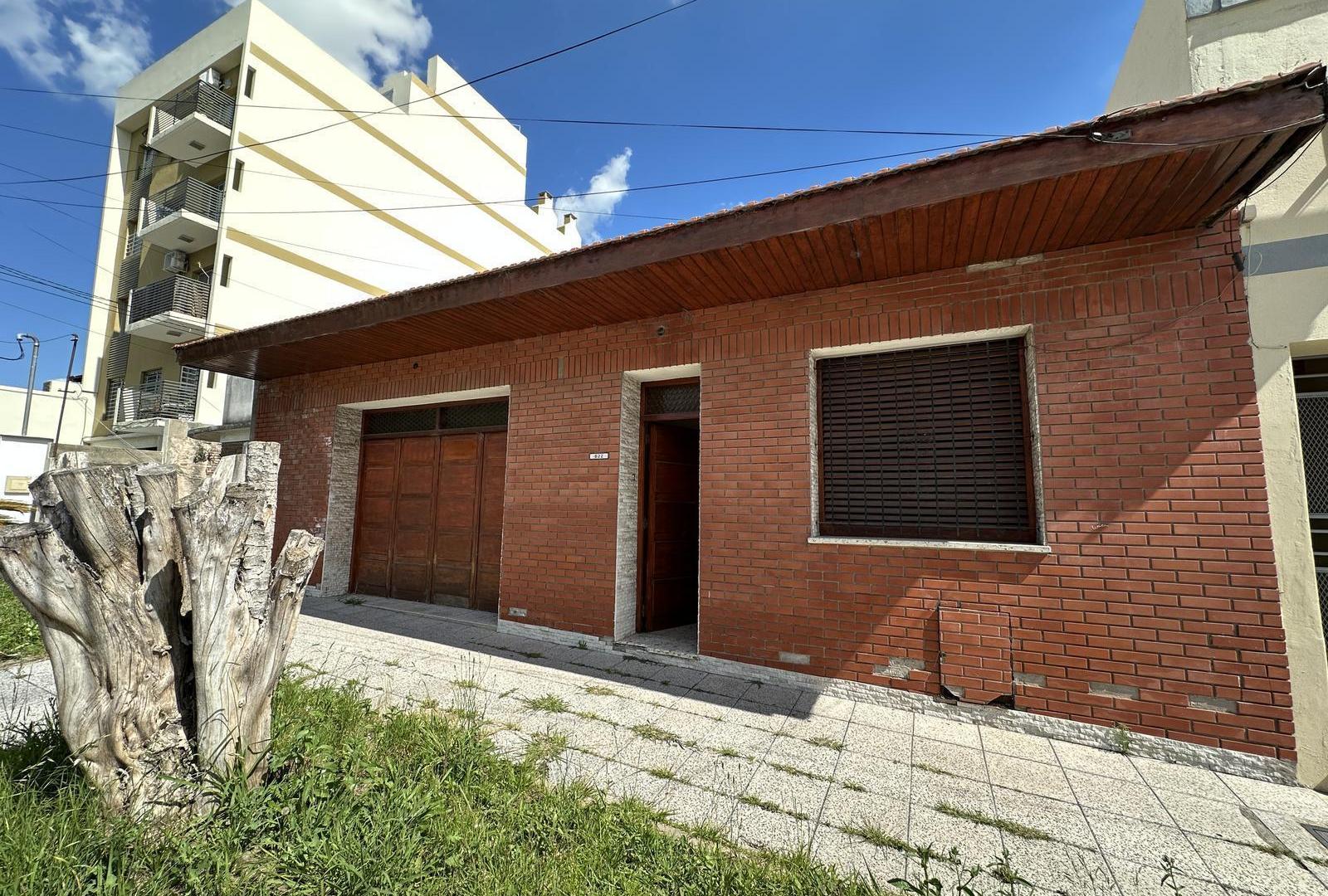Casa en Venta de 3 dormitorios, patio, galería y cochera. Centro Campana