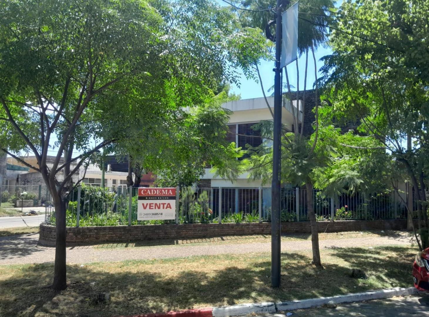 Casa en Venta de 5 dormitorios, patio con parrilla. 3 cocheras. Centro Campana
