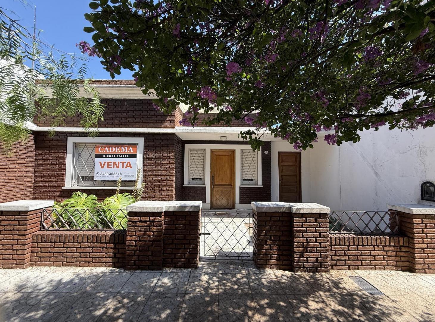 Casa en Venta de 2 dormitorios. Amplio terreno de 500m2. Centro Zárate