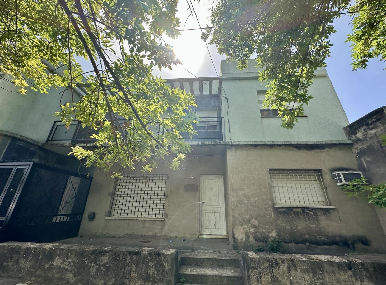 Casa en Venta estilo PH, de 2 dormitorios. Balcón al frente. Centro Campana