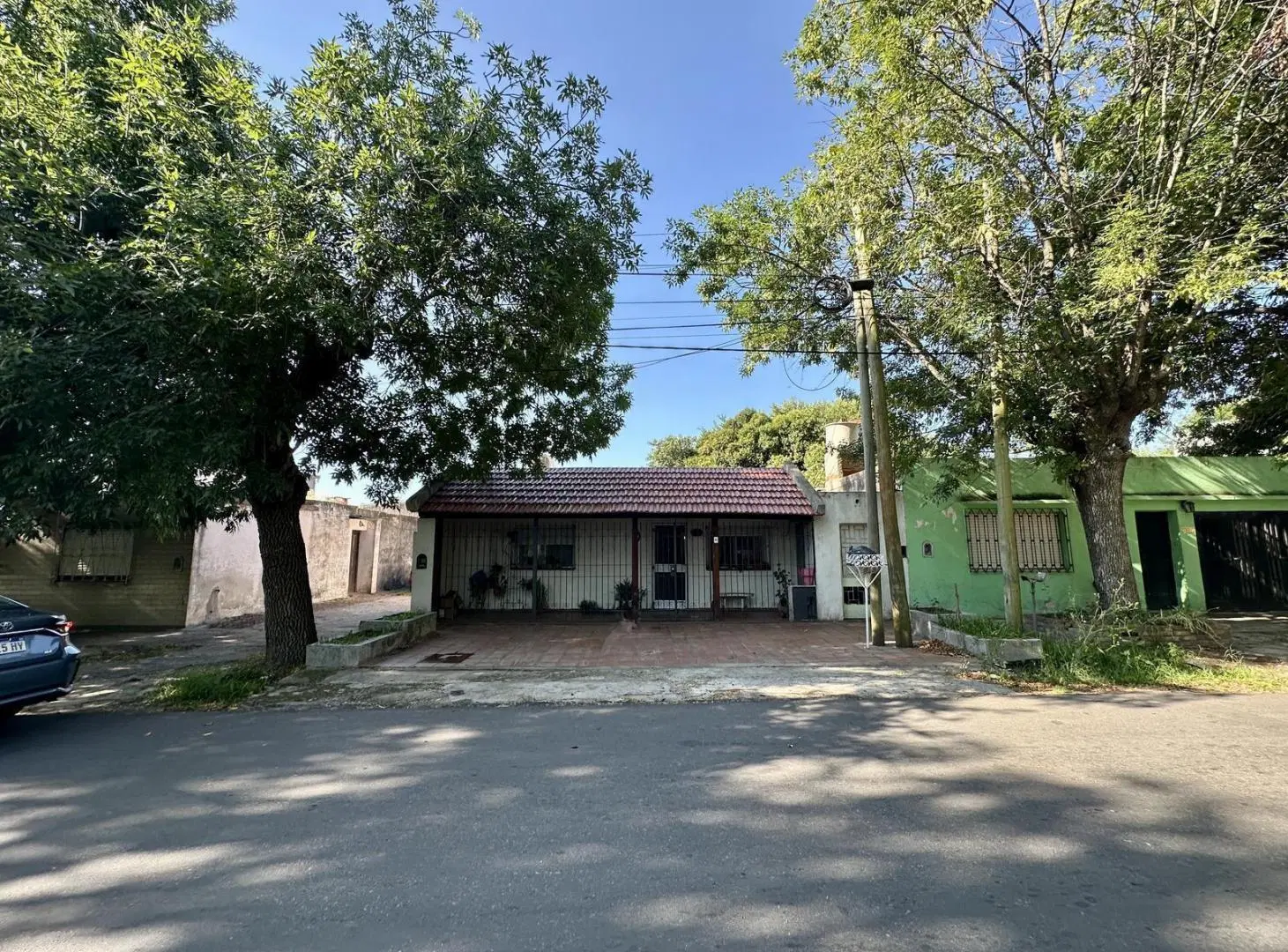 Casa en Venta de 2 dormitorios. Galería con lavadero. Patio con parrilla. Campana 4