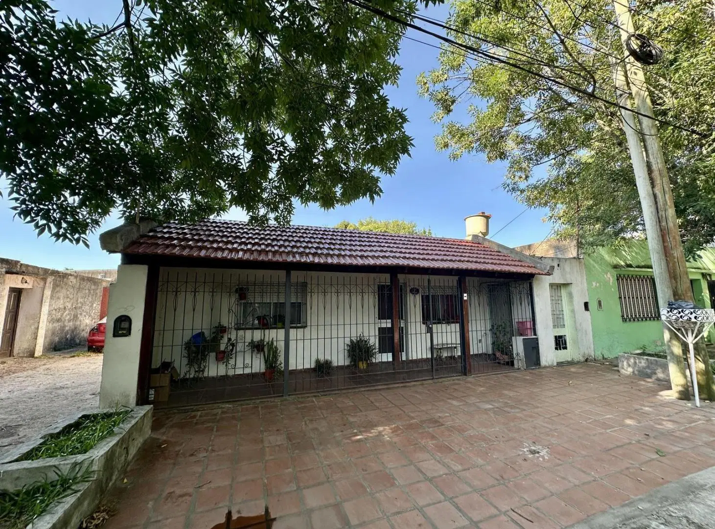 Casa en Venta de 2 dormitorios. Galería con lavadero. Patio con parrilla. Campana 5