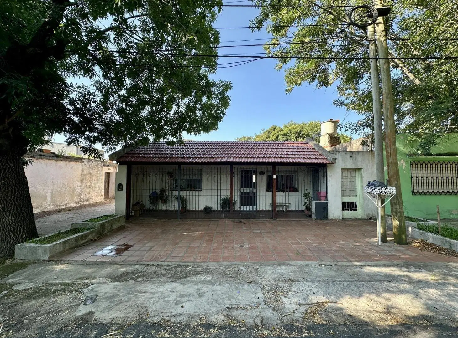 Casa en Venta de 2 dormitorios. Galería con lavadero. Patio con parrilla. Campana 3