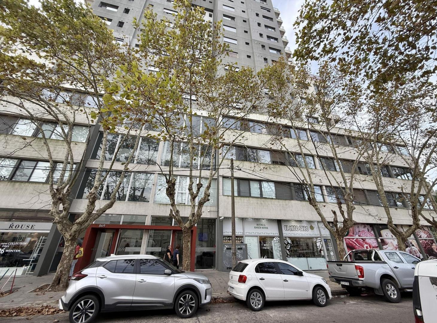 Oficina en Alquiler. De 2 ambientes, baño y cocina. Torre Italia. Pleno Centro Campana