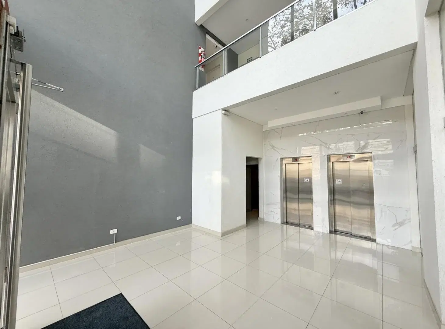Oficina en Alquiler. De 2 ambientes, baño y cocina. Torre Italia. Pleno Centro Campana 3