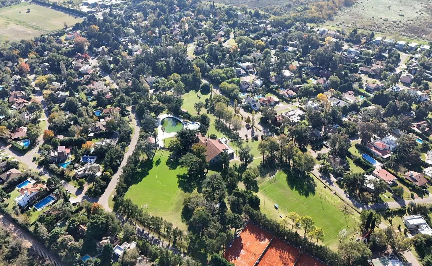 Terreno en Venta en country El Bosque, Campana. Lote de 450 m2. Amenities, canchas, piscinas. 4