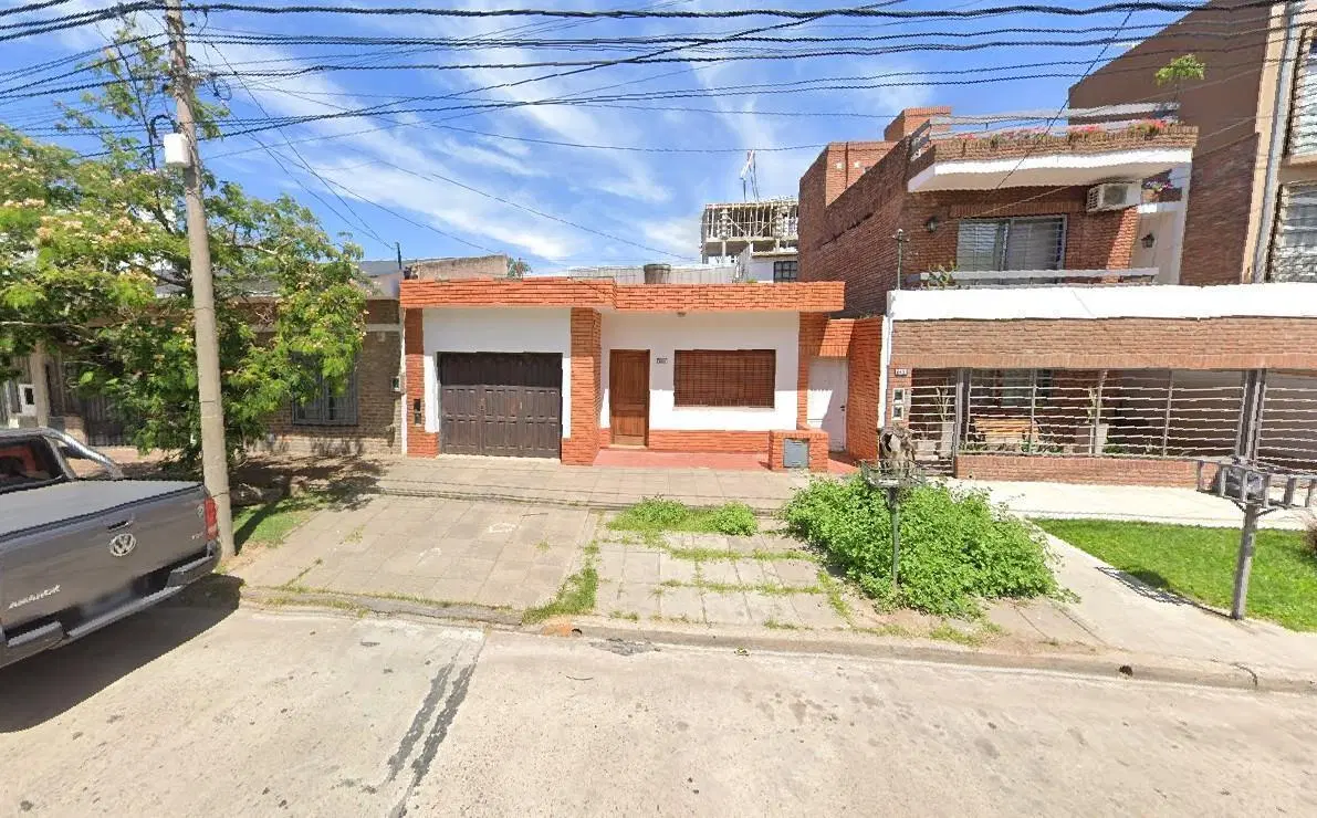 Casa en Venta de 3 amb, patio con parrilla y terraza. Con cochera. Pleno Centro Campana. 4