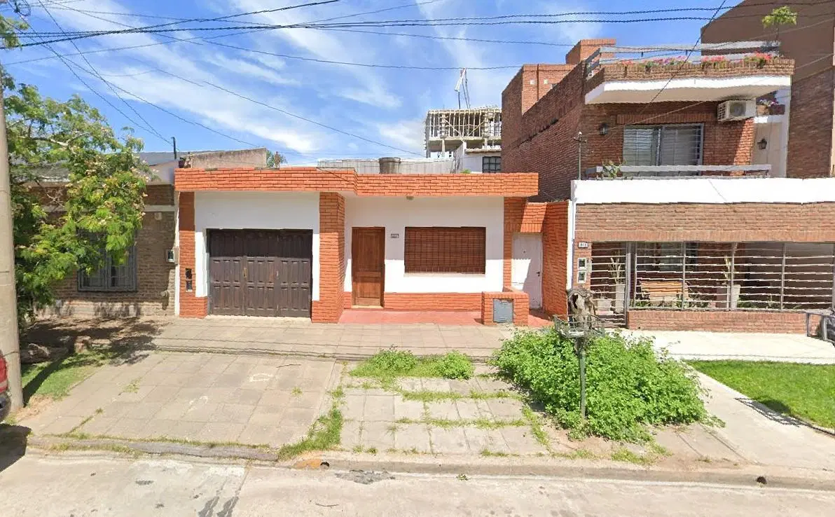 Casa en Venta de 3 amb, patio con parrilla y terraza. Con cochera. Pleno Centro Campana. 2