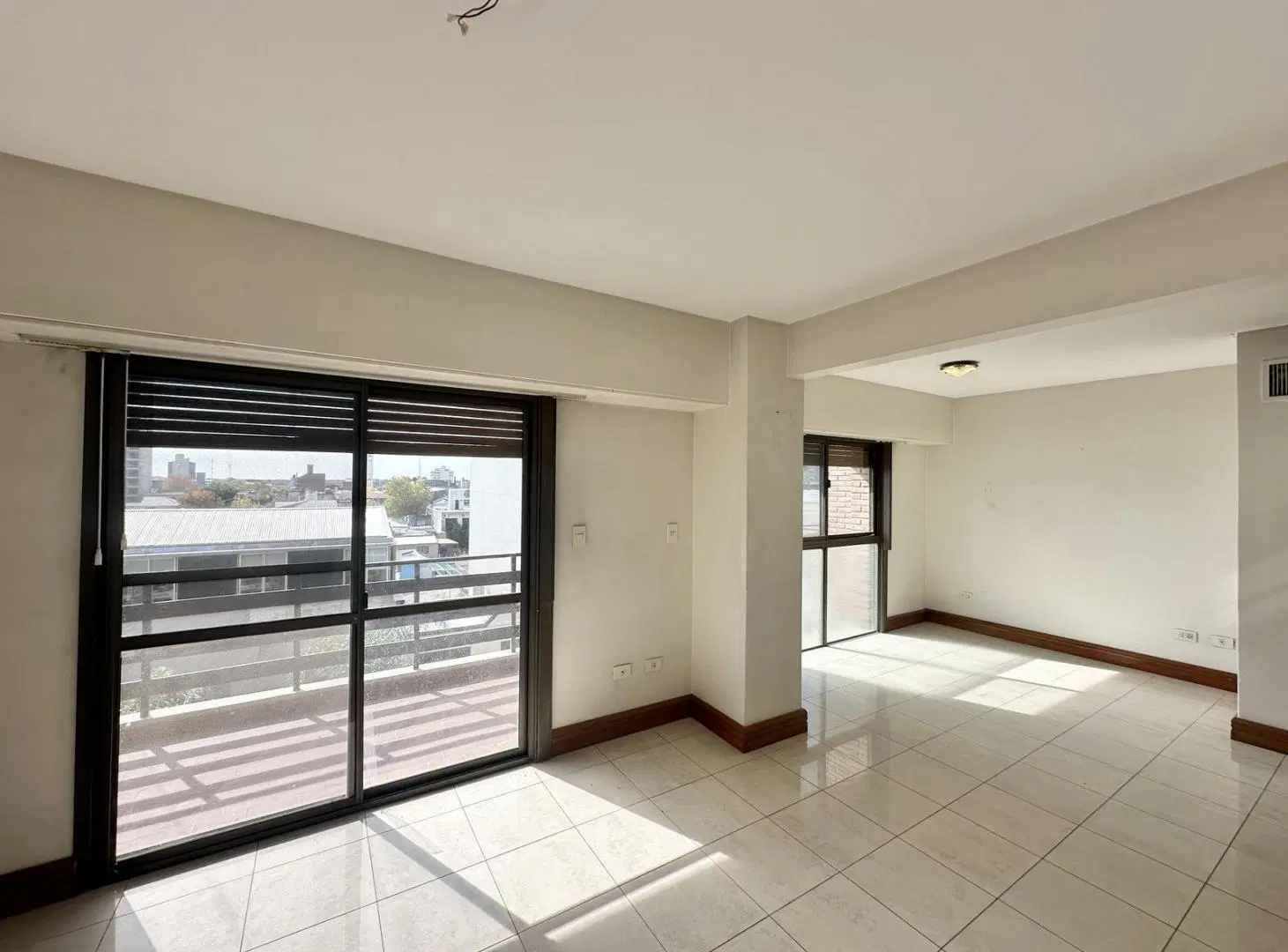 Departamento en Venta de 3 dorm. Balcones al frente, lavadero, SUM y amenities. Centro Campana 5