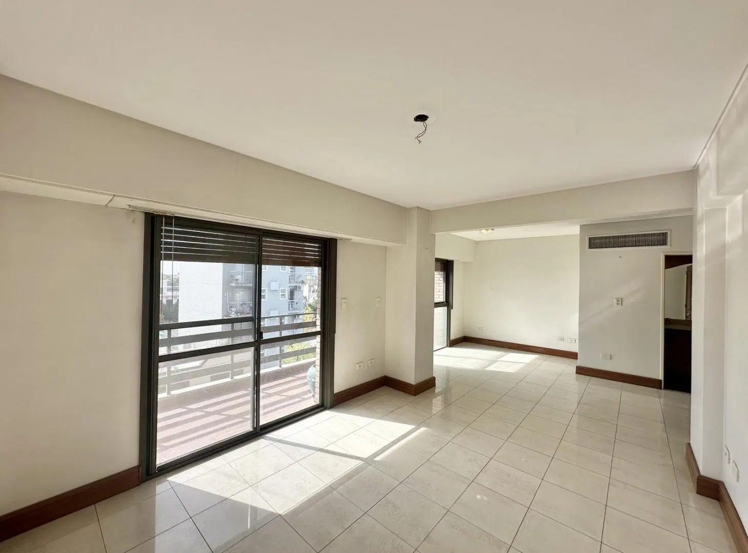 Departamento en Venta de 3 dorm. Balcones al frente, lavadero, SUM y amenities. Centro Campana 8