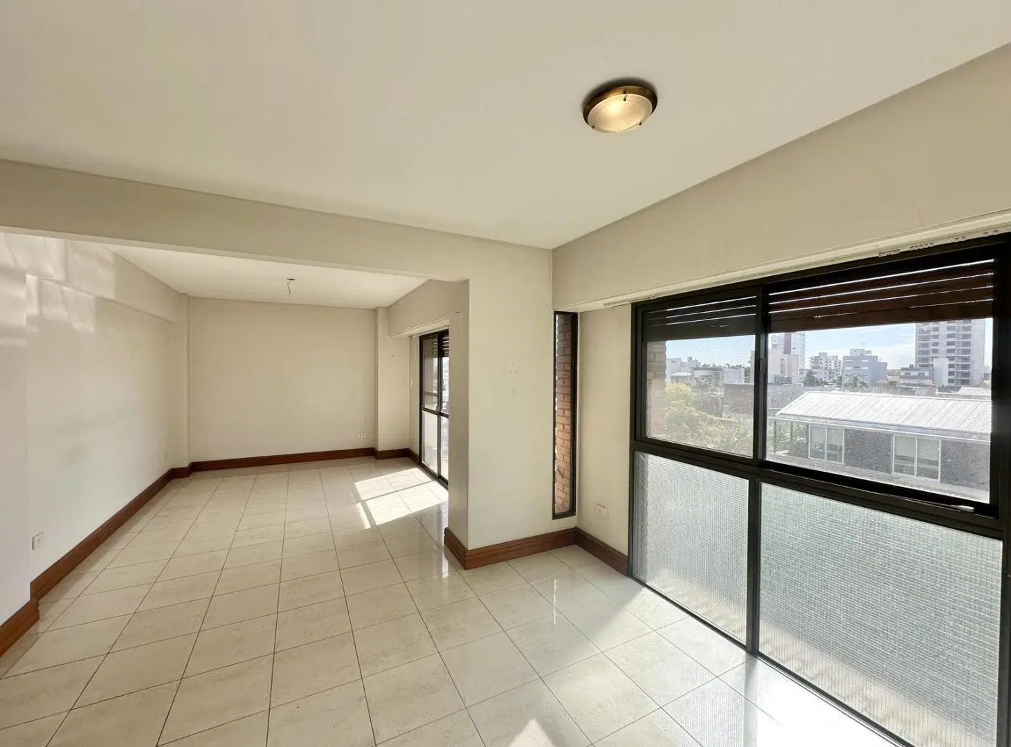 Departamento en Venta de 3 dorm. Balcones al frente, lavadero, SUM y amenities. Centro Campana 4