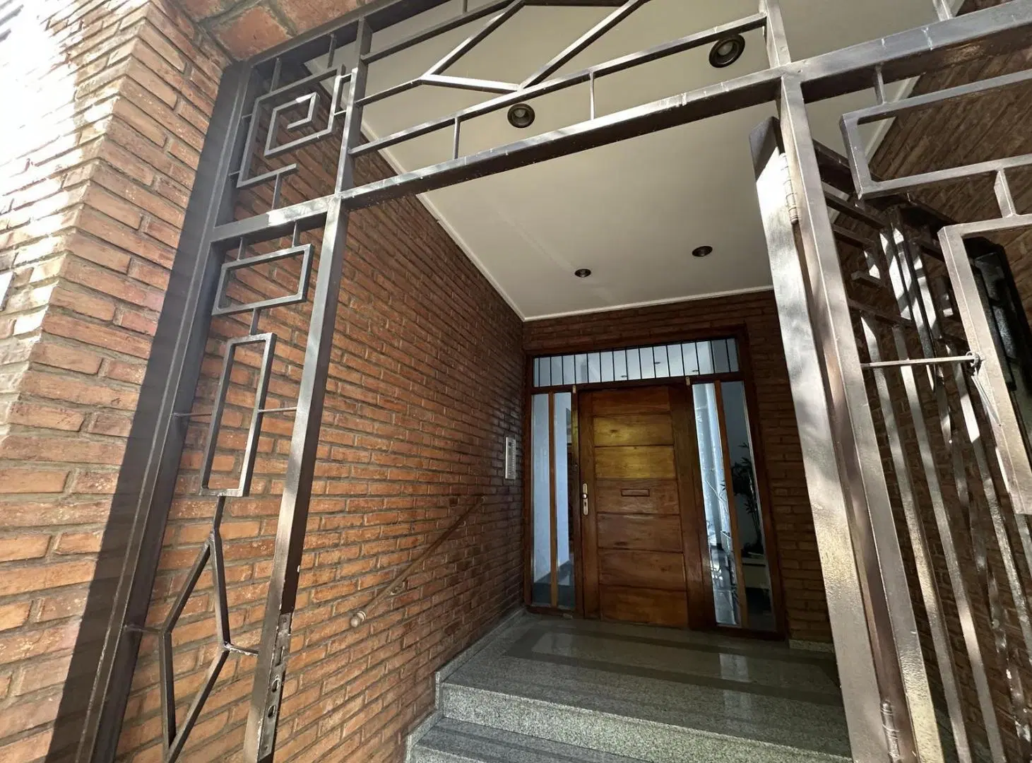Departamento en Venta de 3 dorm. Balcones al frente, lavadero, SUM y amenities. Centro Campana 2