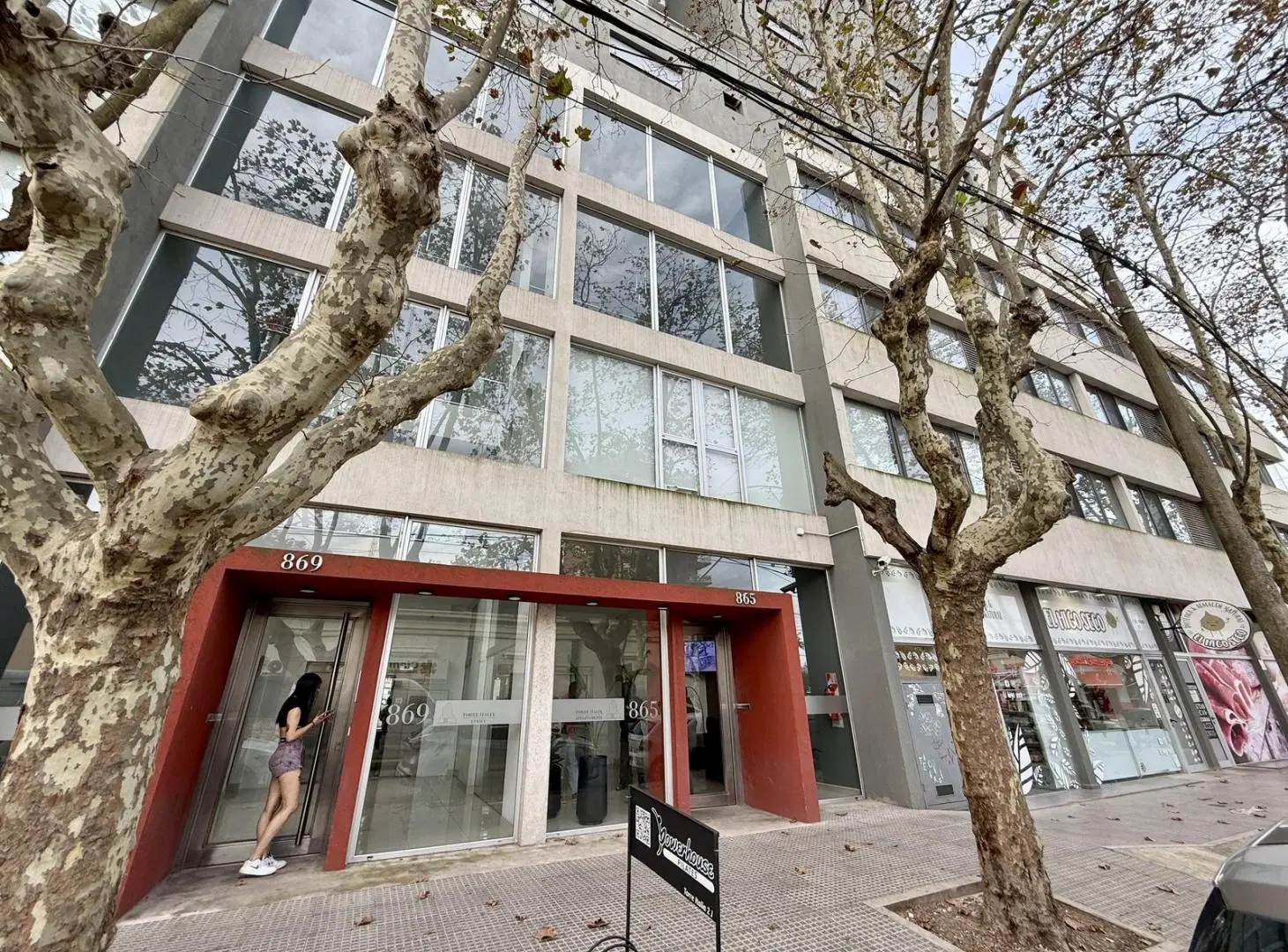 Amplia Oficina en Alquiler. De 2 ambientes, baño y cocina. Torre Italia. Pleno Centro Campana 3