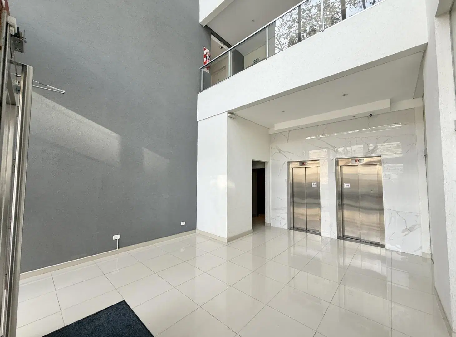 Amplia Oficina en Alquiler. De 2 ambientes, baño y cocina. Torre Italia. Pleno Centro Campana 5