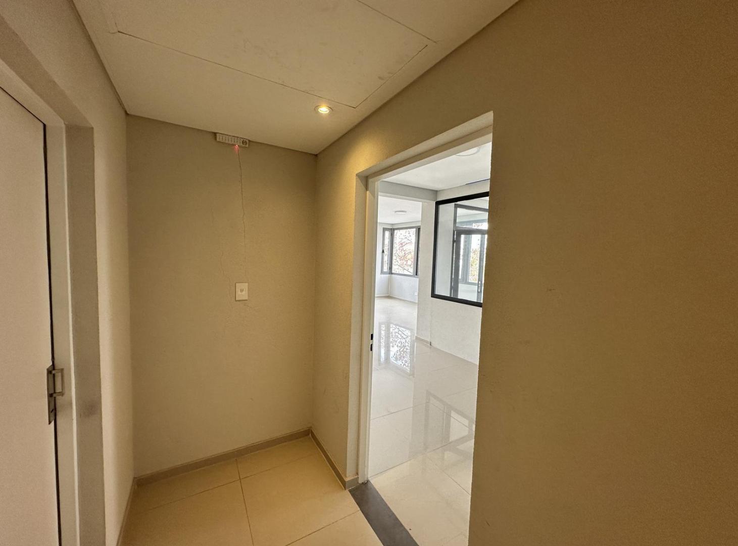 Foto de Amplia Oficina en Alquiler. De 2 ambientes, baño y cocina. Torre, imagen 4